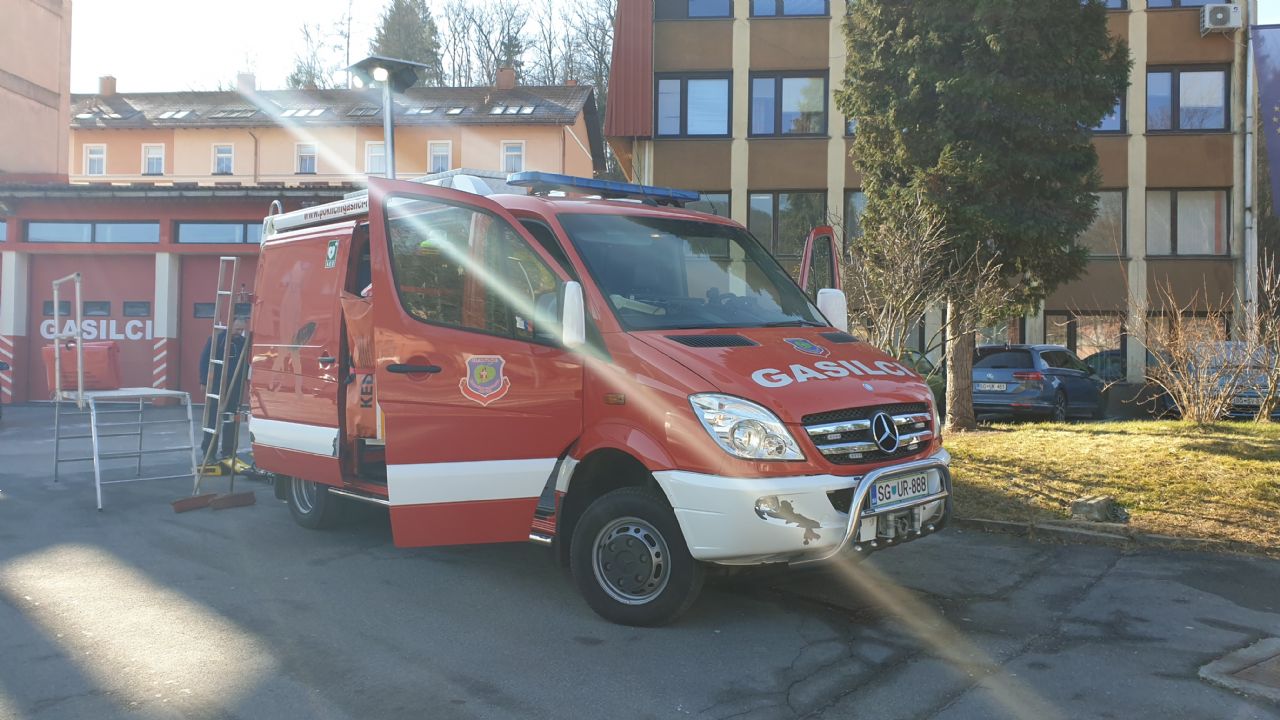 Posebnosti pri nesrečah in gašenju električnih vozil