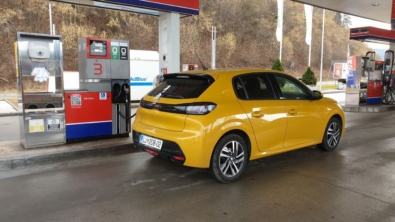 S polno posodo goriva od Prekmurja do obale in nazaj