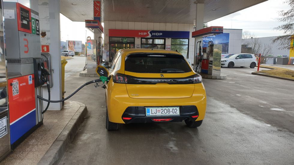 S polno posodo goriva od Prekmurja do obale in nazaj