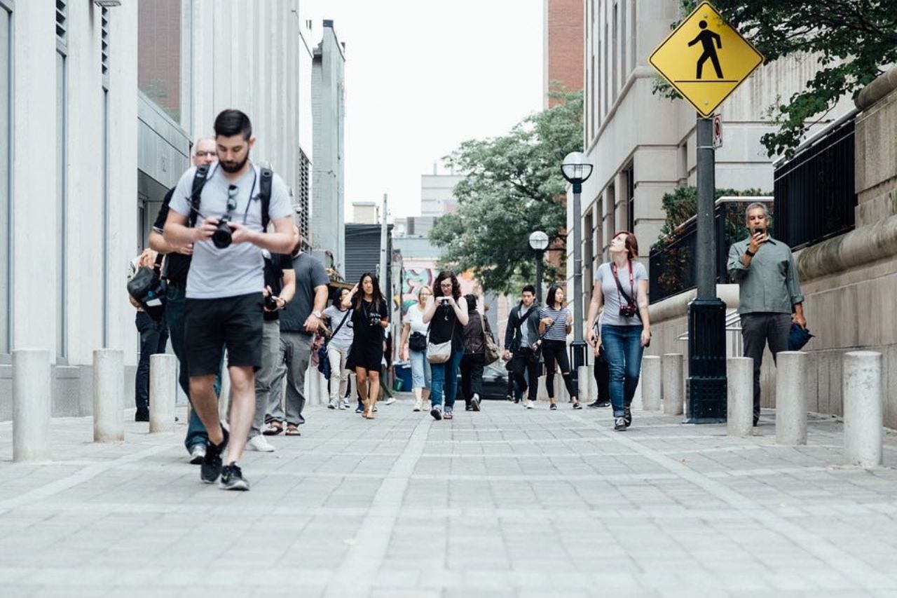 Človeštvo je zasvojeno z mobilnimi telefoni in internetom