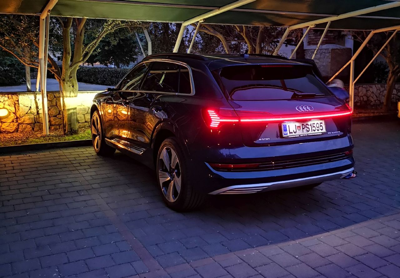 Z elektro gnanim Audijem do Paga in nazaj