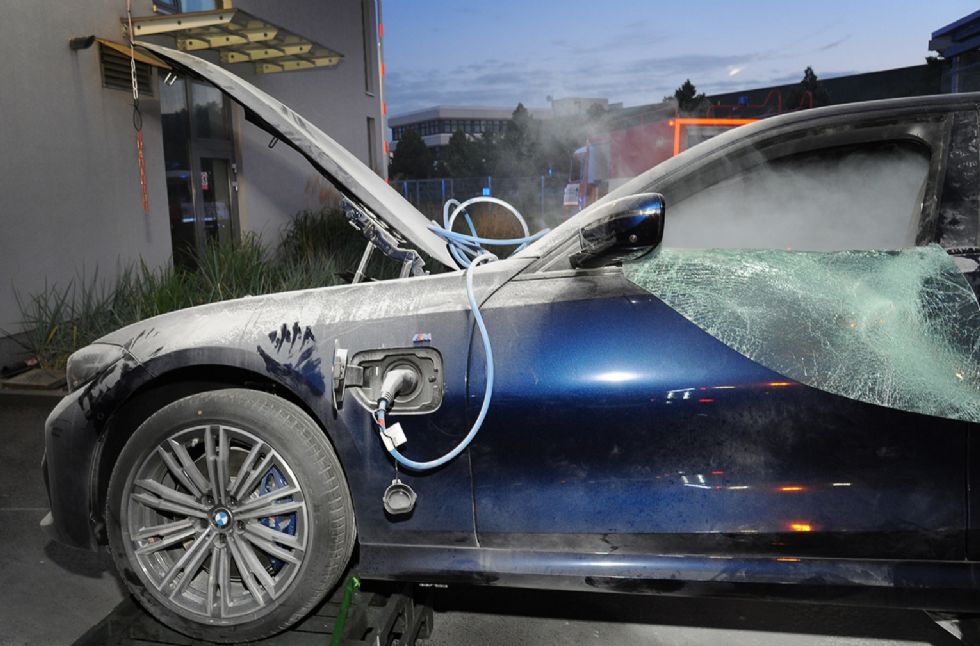 Nov BMW zagorel med polnjenjem
