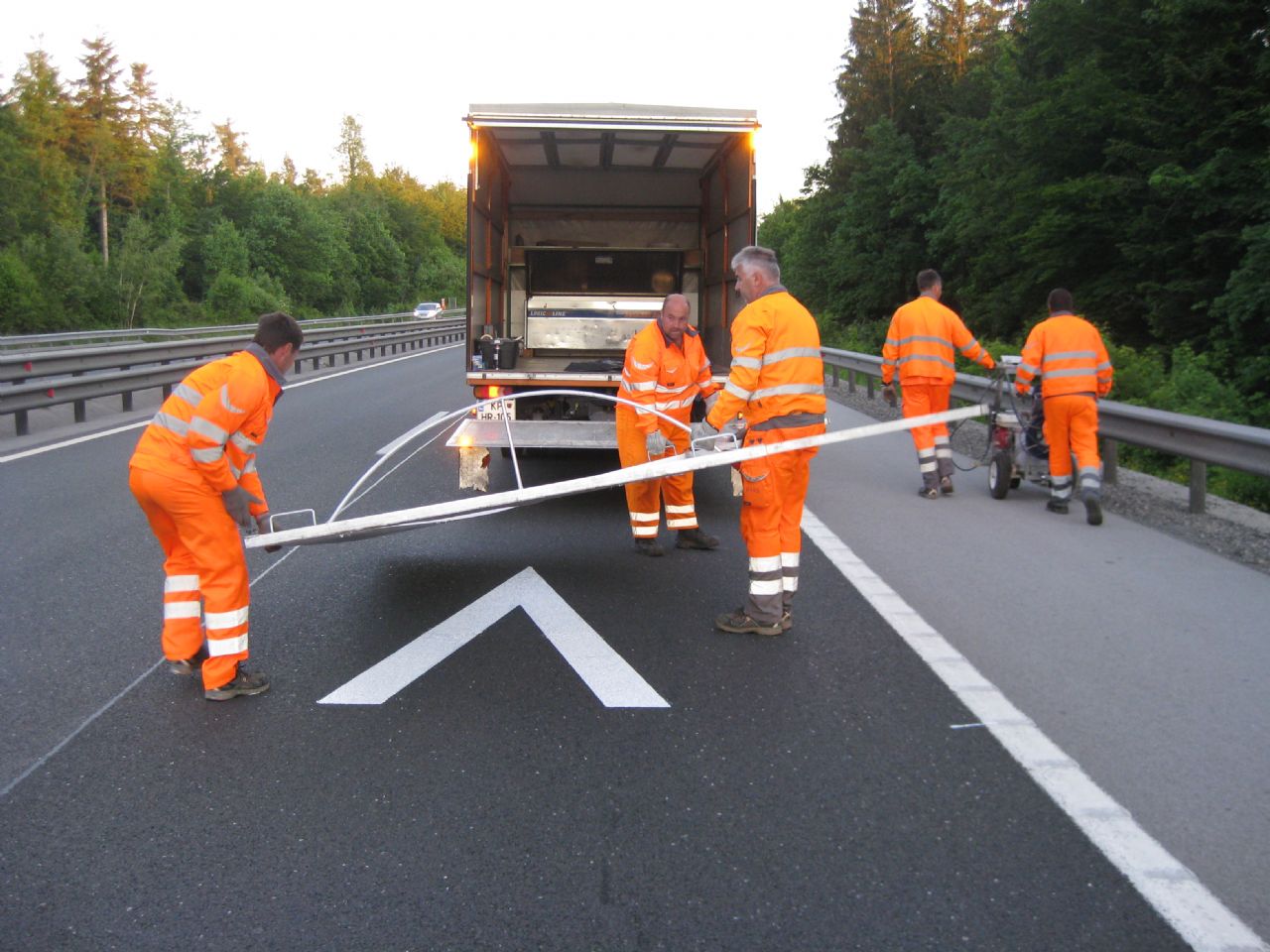Takšna je priporočljiva varnostna razdalja pri hitrosti 130 km/h