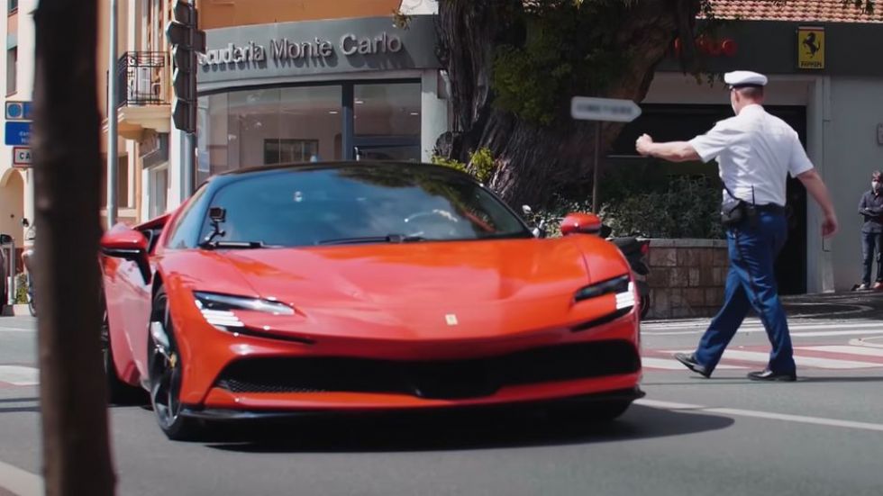 Zakulisje s snemanja Ferrarija SF90 Stradale na ulicah Monte-Carla 