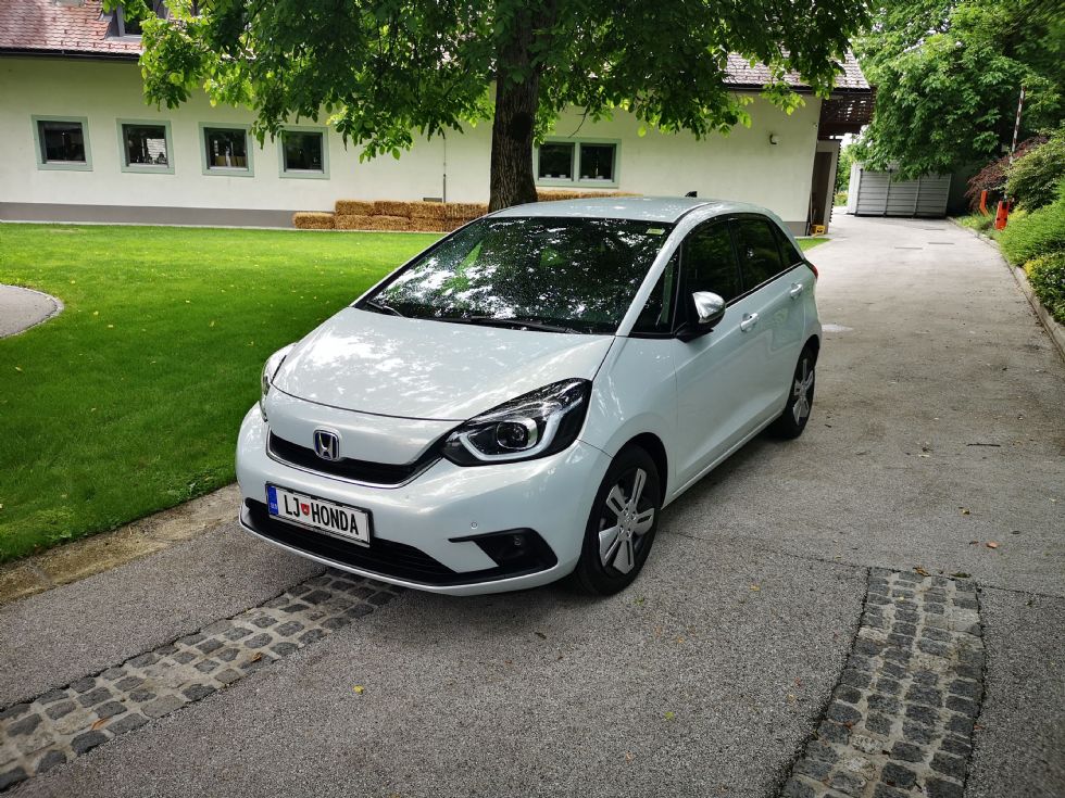 Igriv videz, hibridni pogon in bogata varnostna oprema Igriv videz, hibridni pogon in bogata varnostna oprema