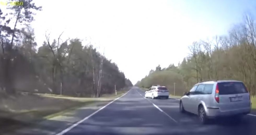 Med prehitevanjem trčil v policiste