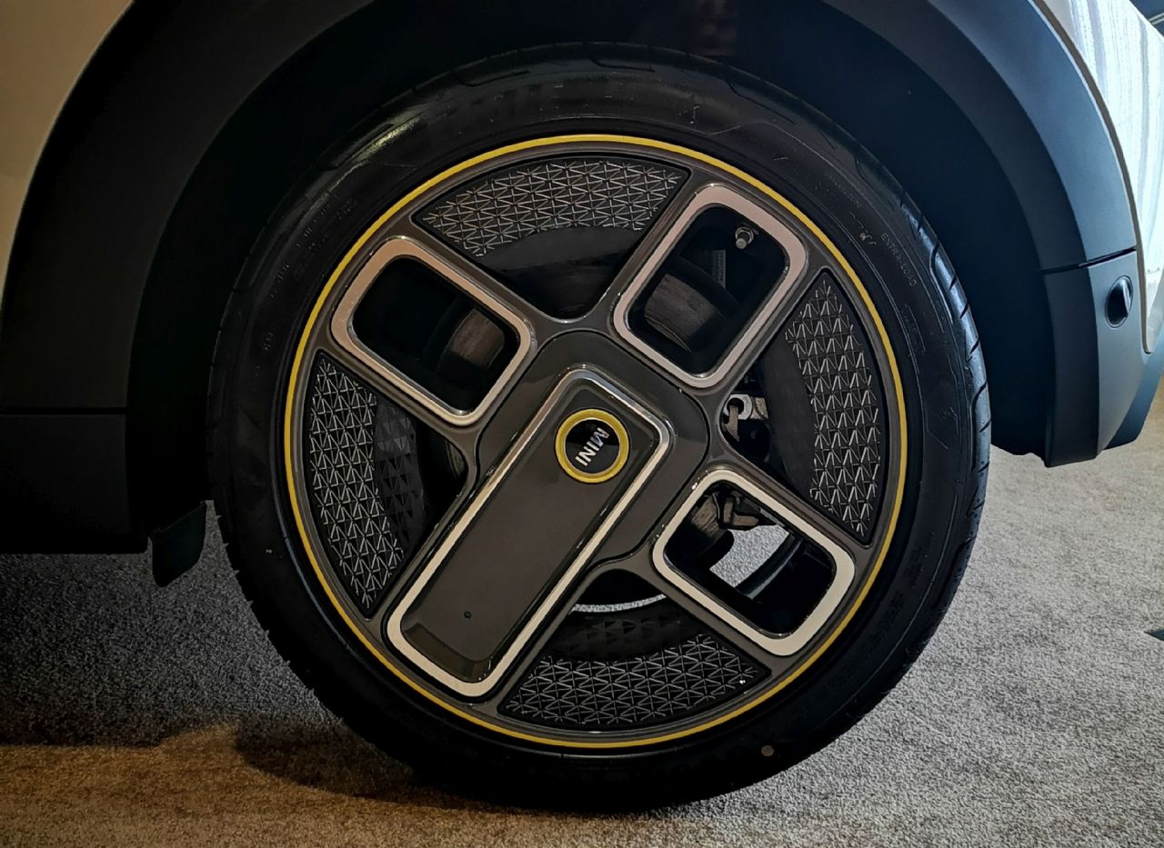 Je čistokrvni Mini s pogonom BMW-ja i3 S Je čistokrvni Mini s pogonom BMW-ja i3 S