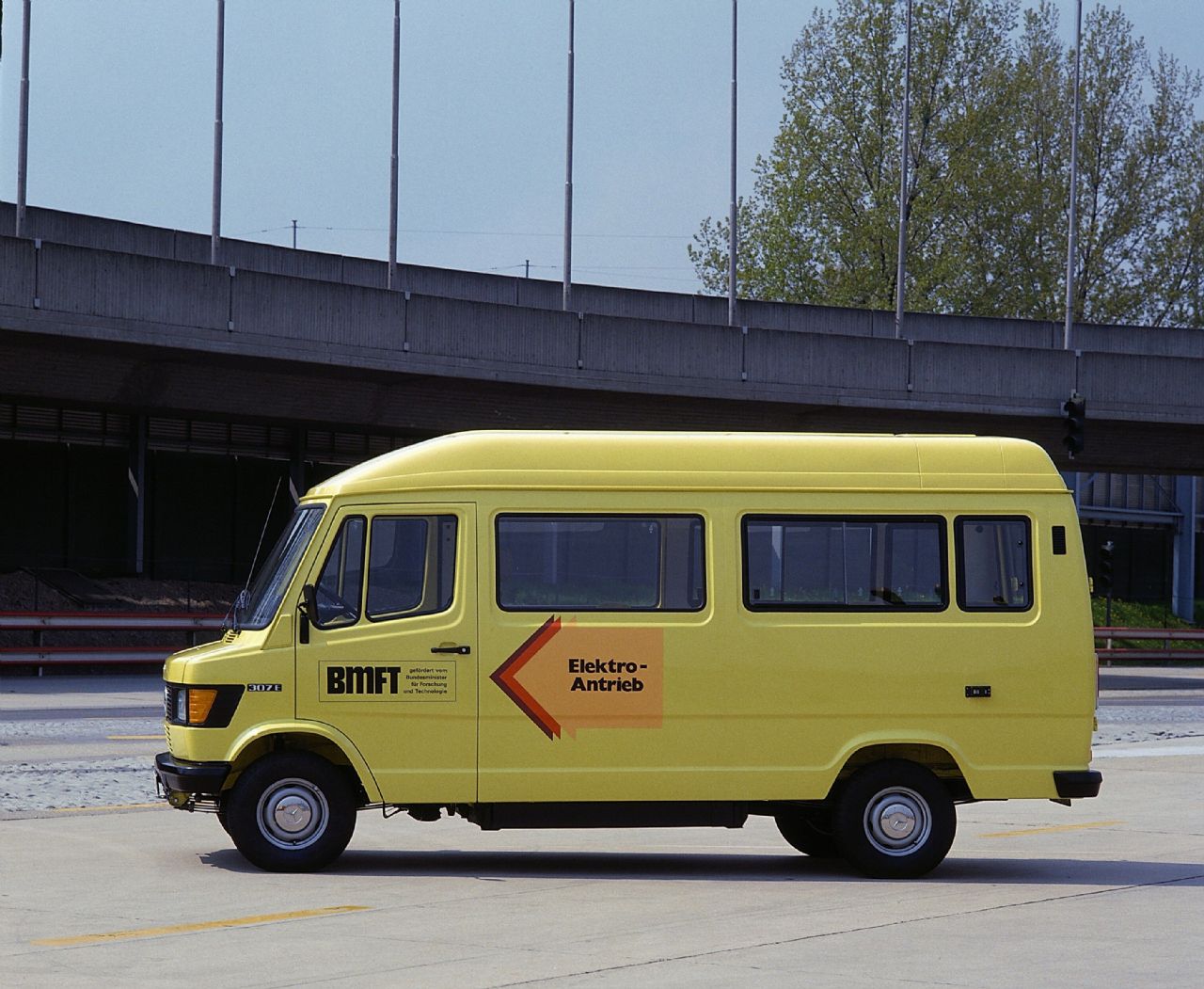 Štiri desetletja električnega prototipa 307 E