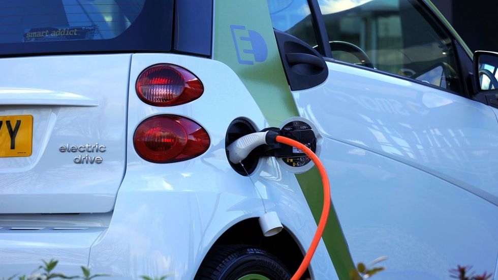 Otroci spodbujajo starše k nakupu električnih vozil