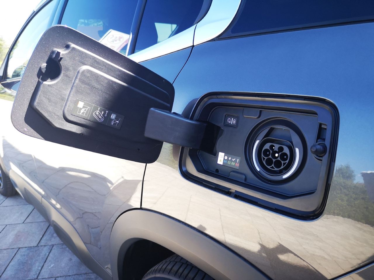 Na elektriko gre skoraj 50 km, doma pa se polni 7 ur