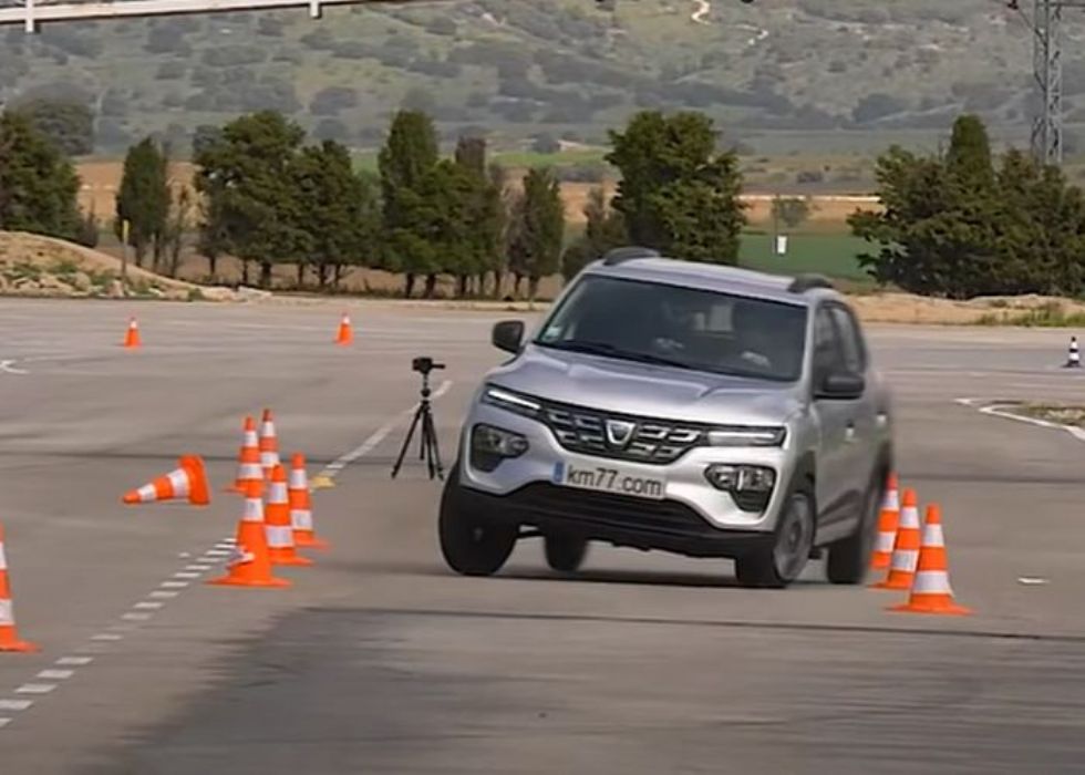 Kako se na losovem testu pelje Dacia Spring