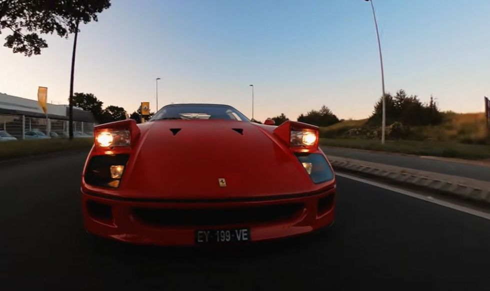 Atraktivno s Ferrarijem F40 