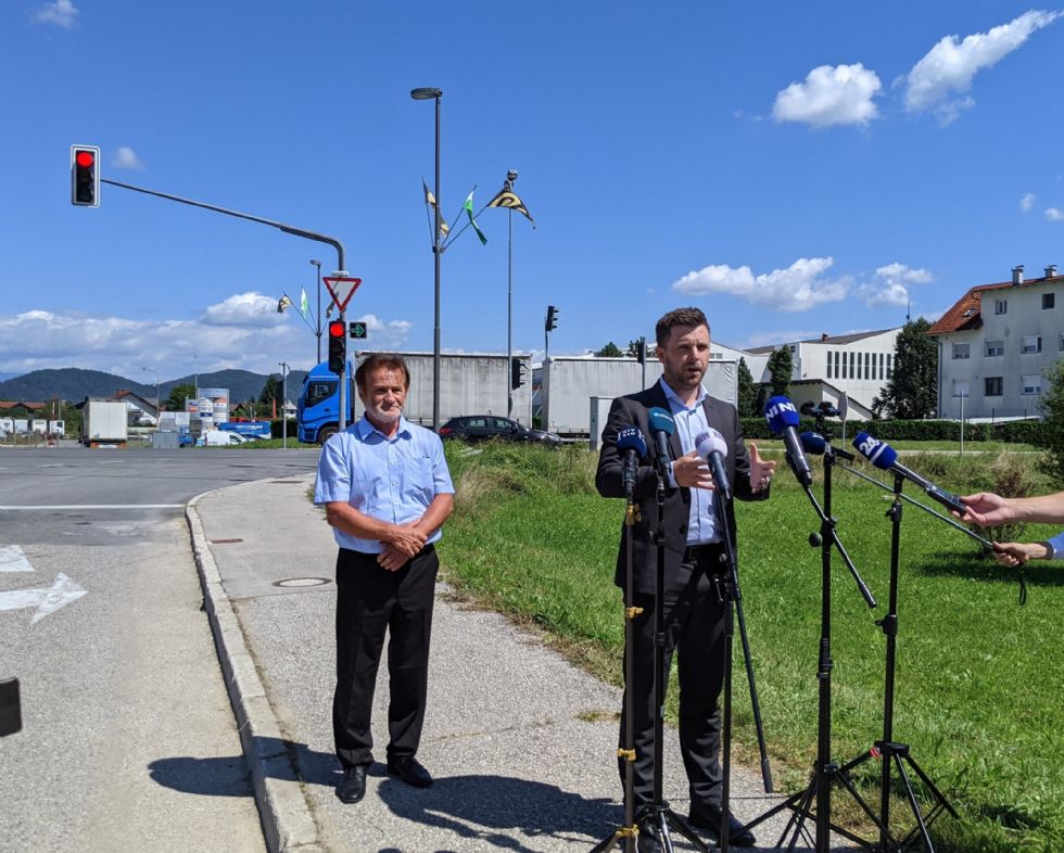 Postavljen prvi prometni znak za zavijanje pri rdeči luči