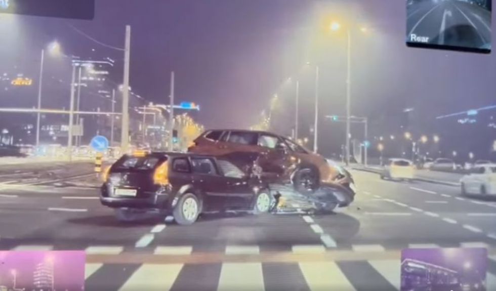 Prevozil rdečo luč in na polno trčil v drugo vozilo