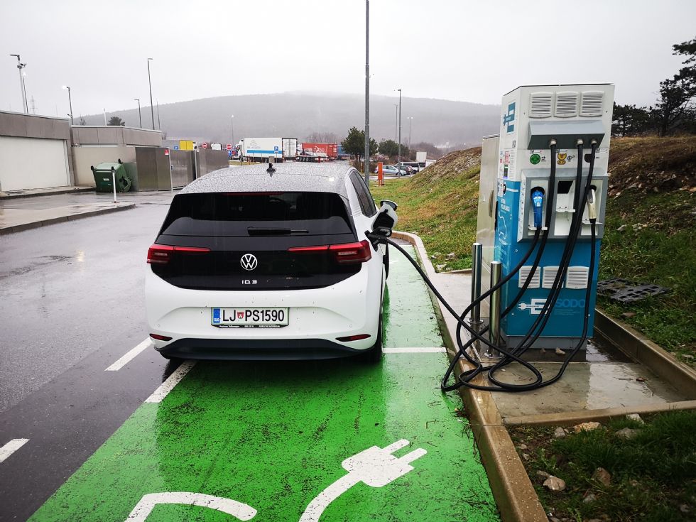 Konec Petrolovega gratis polnjenja, napovedujejo tudi nov cenik