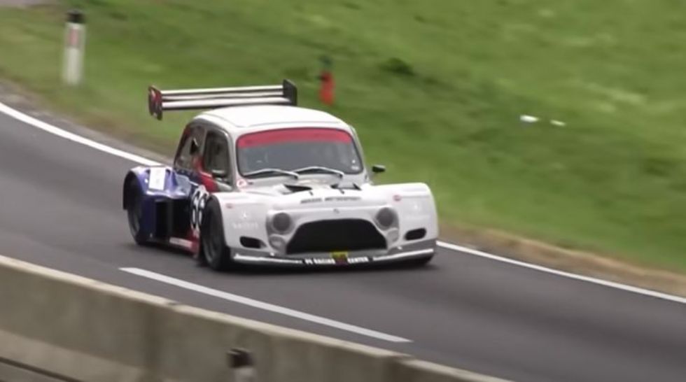 Dirkalni Fiat 500 z V8 motorjem 
