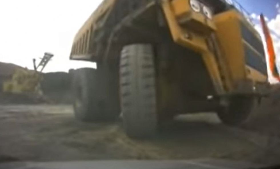 Velikanski demper čez malega Suzukija