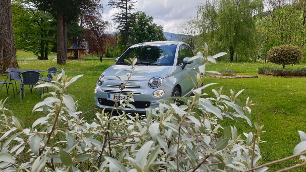 Prikupen modni dodatek in avto za samozavestne voznike