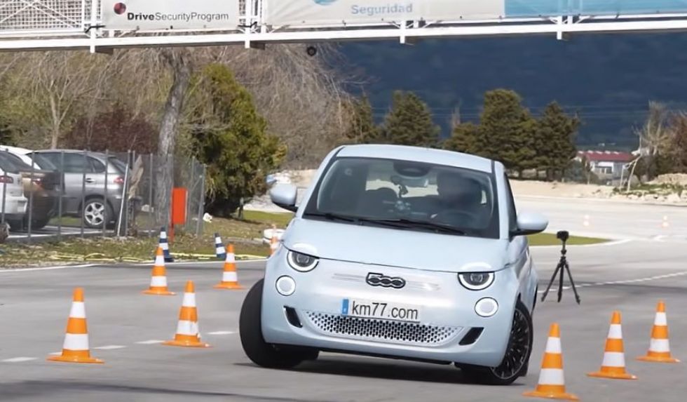 Suveren nastop električnega Fiata 500 