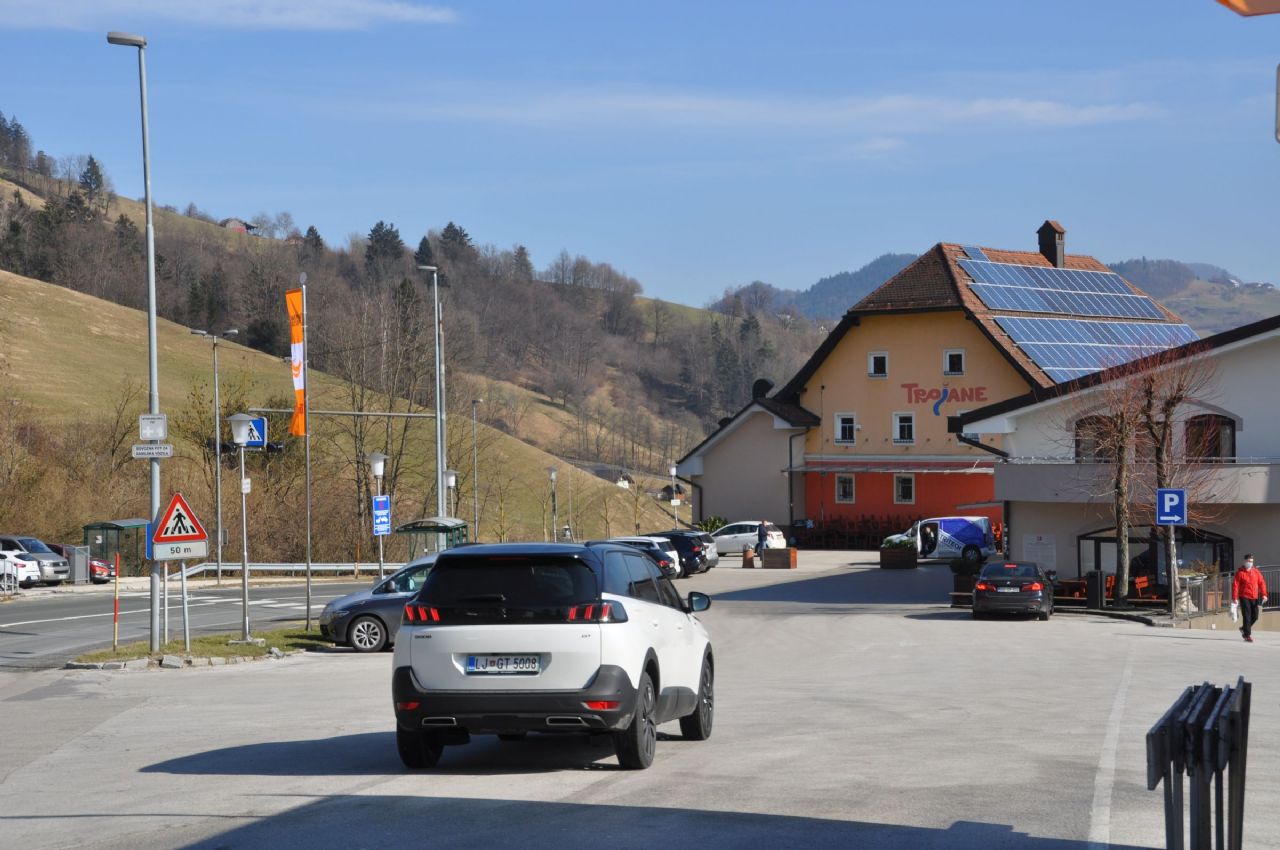 Od Ljubljane čez Trojane med junake zbrane