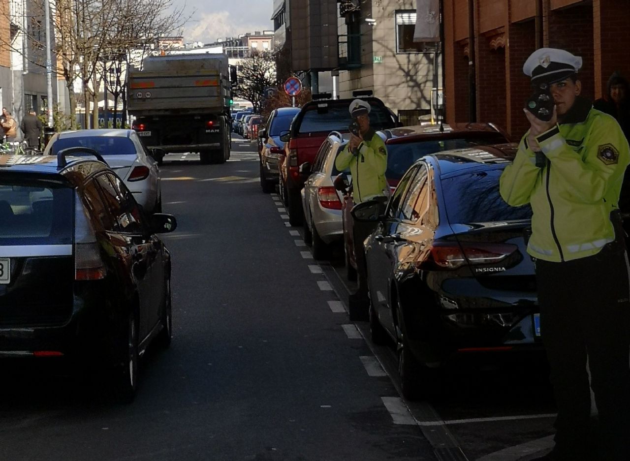 Silhuete policistov za večjo prometno varnost