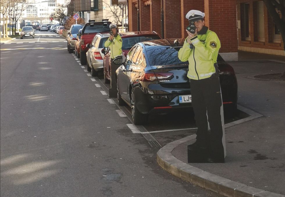 Silhuete policistov za večjo prometno varnost