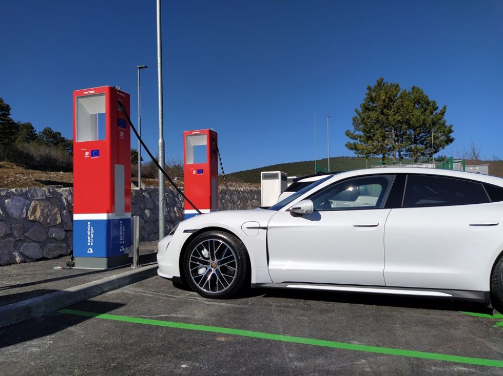 Petrol je na Kozini postavil prvo 350-kilovatno polnilnico