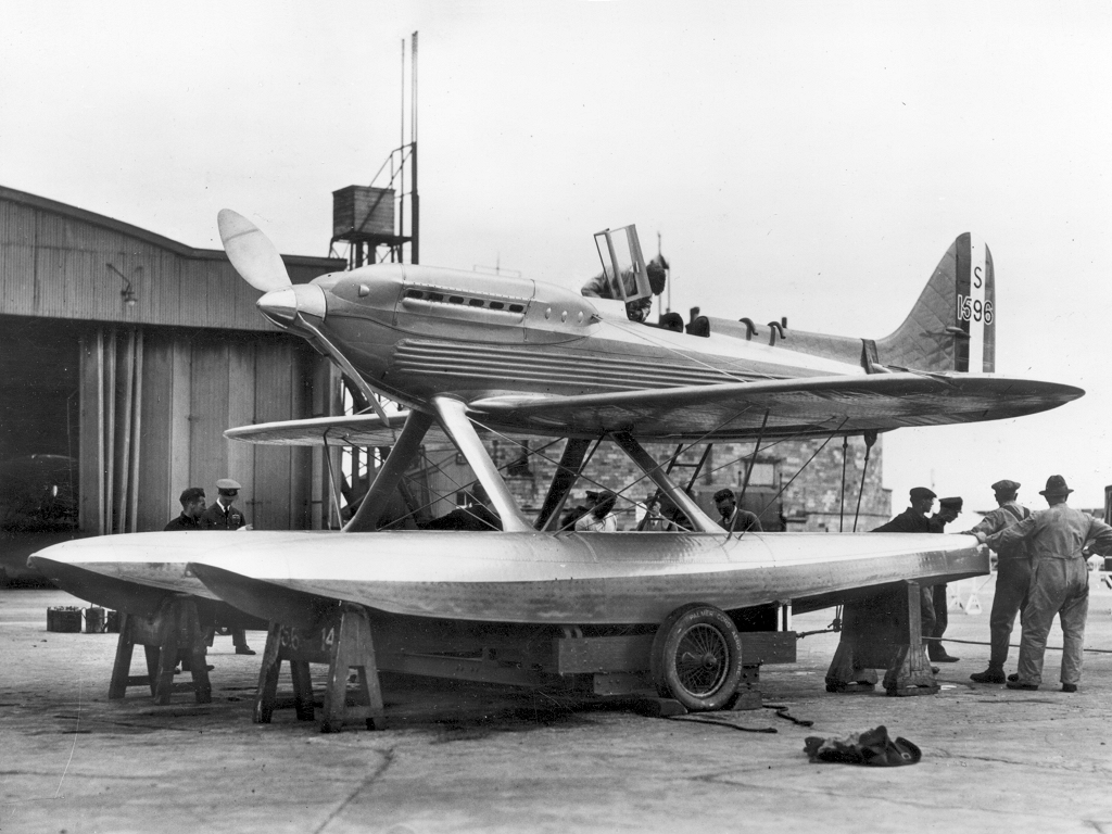 Supermarine S.6B kot zadnji zmagovalec Schneiderjevega pokala je Spitfiru prispeval nekaj pomembnih rešitev tistega časa.