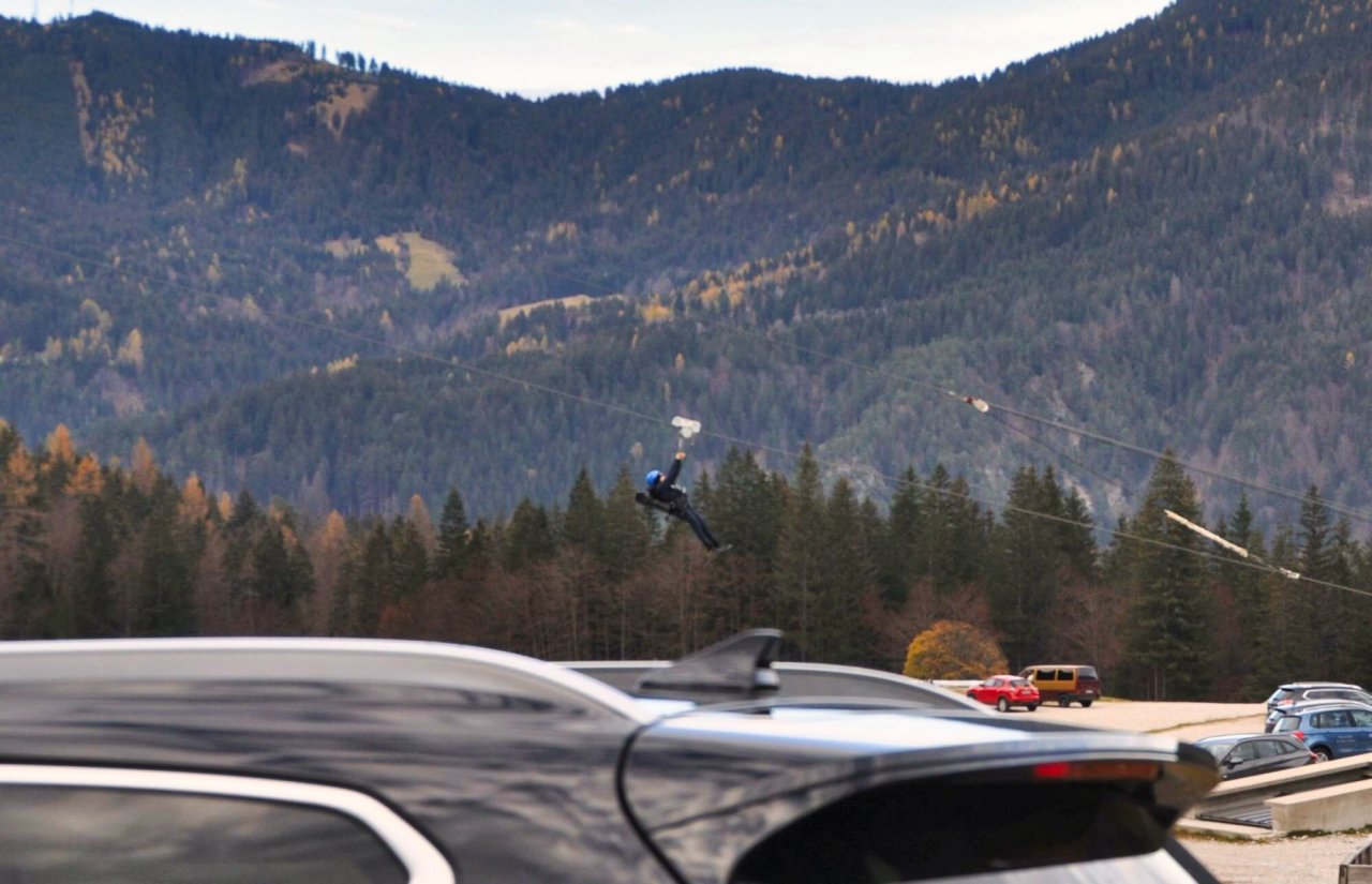 Za tiste, ki ne skačejo na smučeh, je zipline najboljši približek poleta z velikanke.