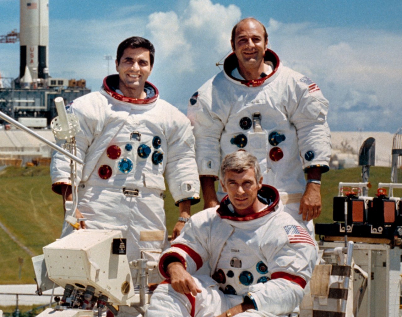 Posadka Apolla 17: sedi poveljnik Eugene Cernan, zadaj pilota Harrison Schmitt (levo) in Ronald Evans (desno).