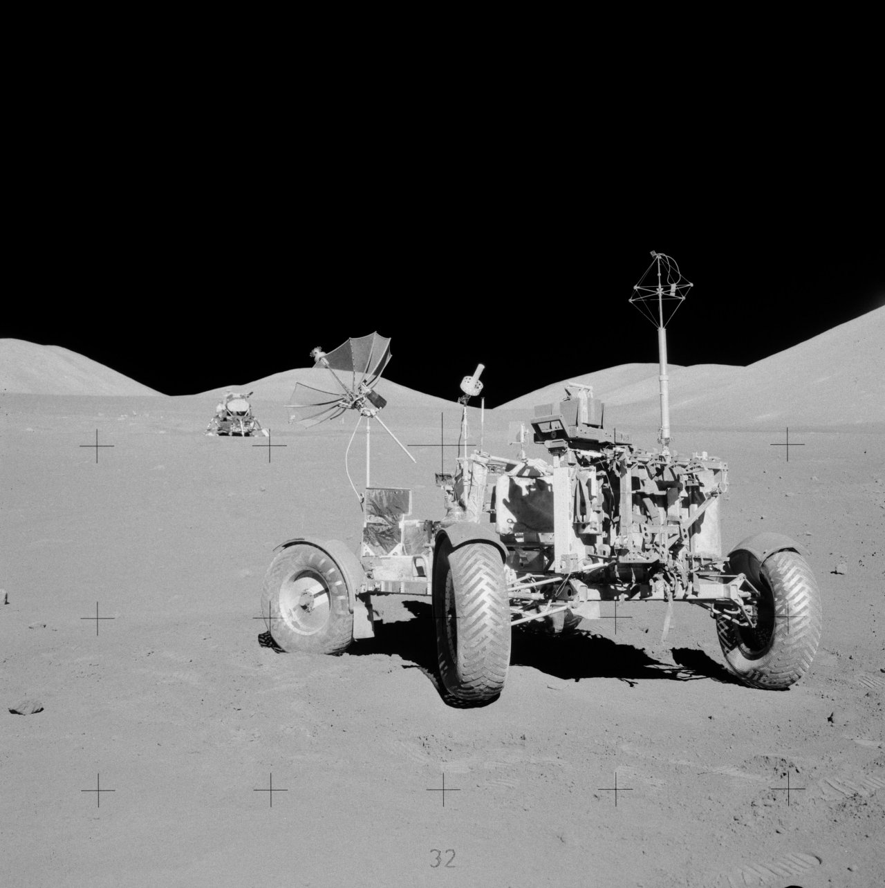 Lunarni rover je ostal na Luni in je še vedno tam, zadaj desno je z duct tapeom in kartonom popravljen blatnik.