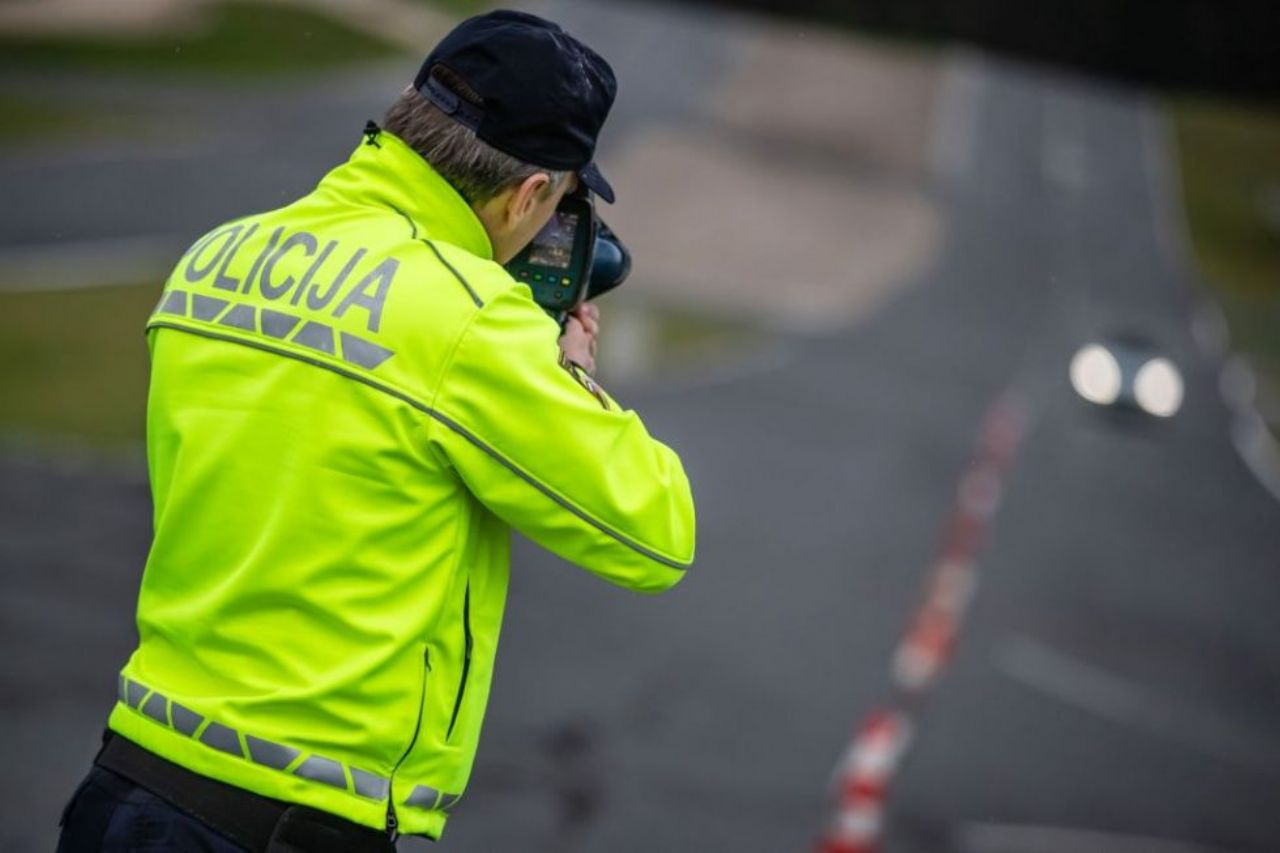 Kar 122 km/h skozi naselje, ostal je brez vozniškega dovoljenja