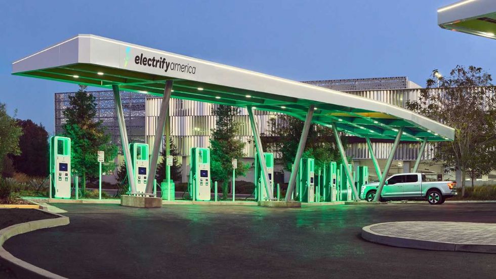 Polnilnic za električne avtomobile bo kmalu več kot bencinskih črpalk