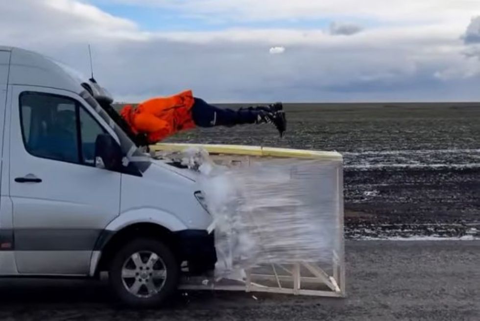 Kaskaderski polet skozi kombi