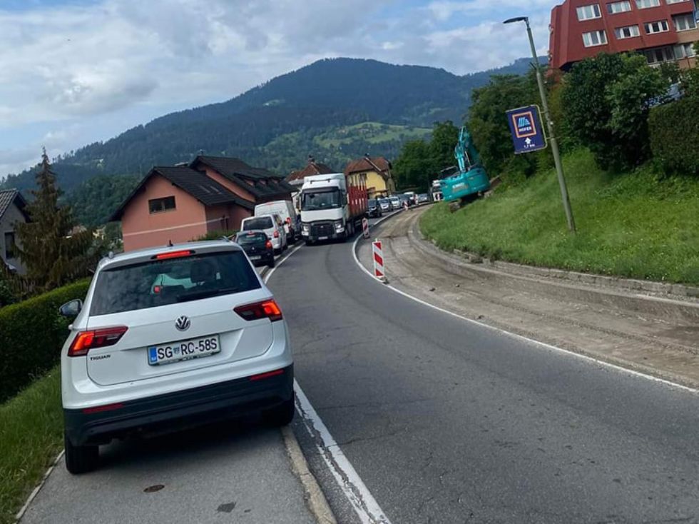 Namesto semaforja kar po pločniku