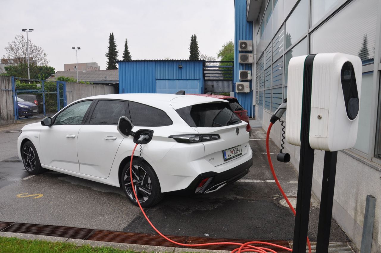 Večji prtljažnik in daljša medosna razdalja Večji prtljažnik in daljša medosna razdalja
