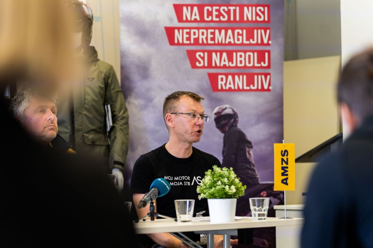 Le v nekaj korakih za krmilo dvokolesnika 