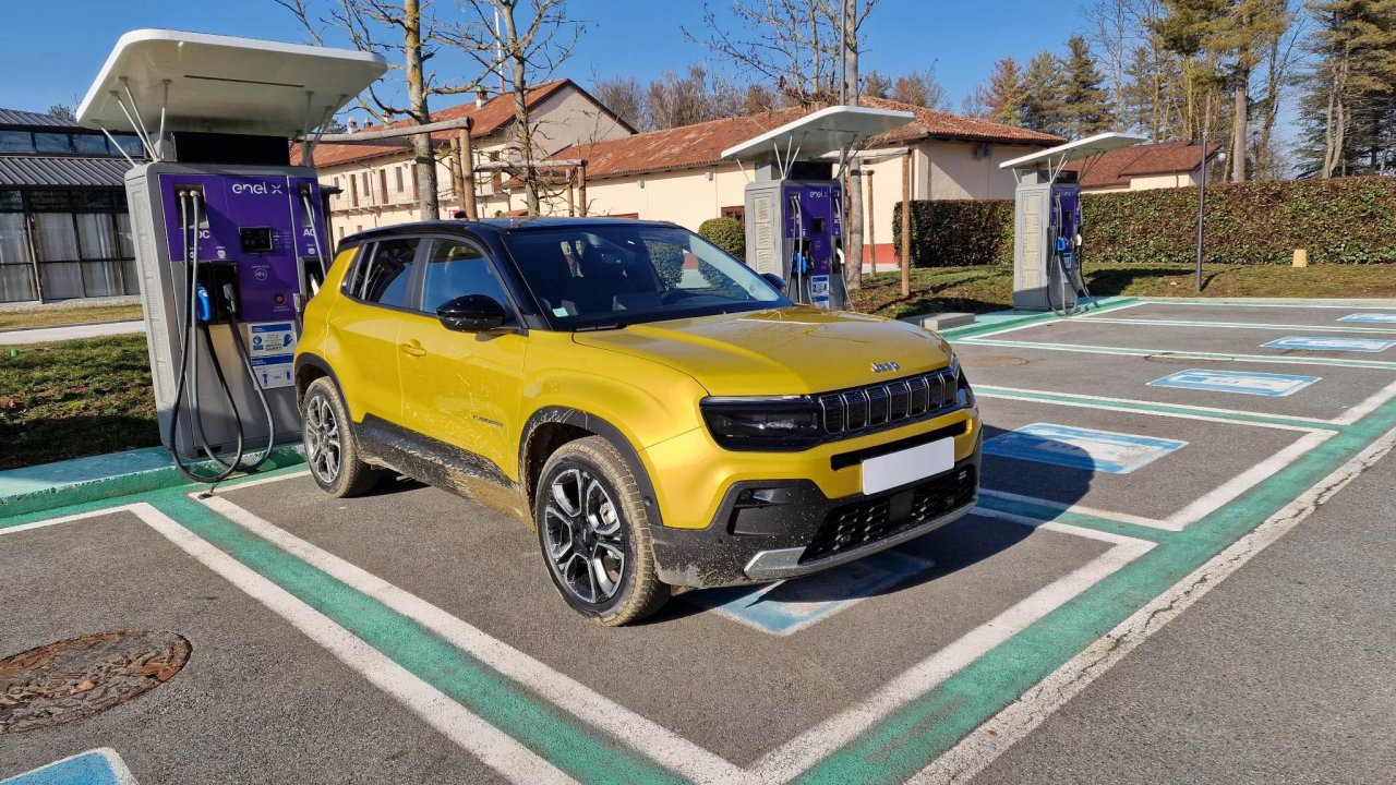 Sto odstotkov Jeepa v štirih metrih z električnim pogonom