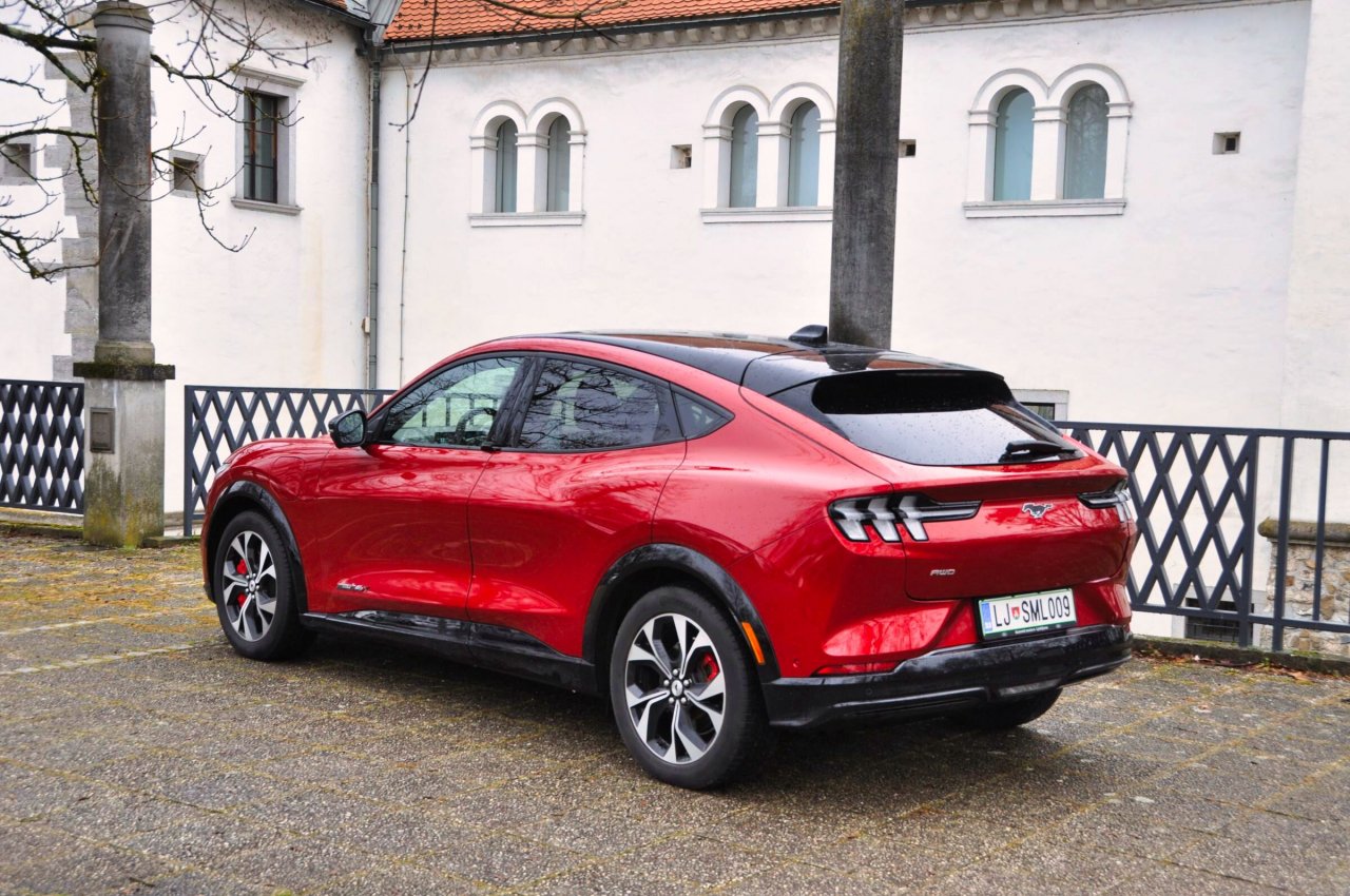 Jahanje električnega ponija Jahanje električnega ponija