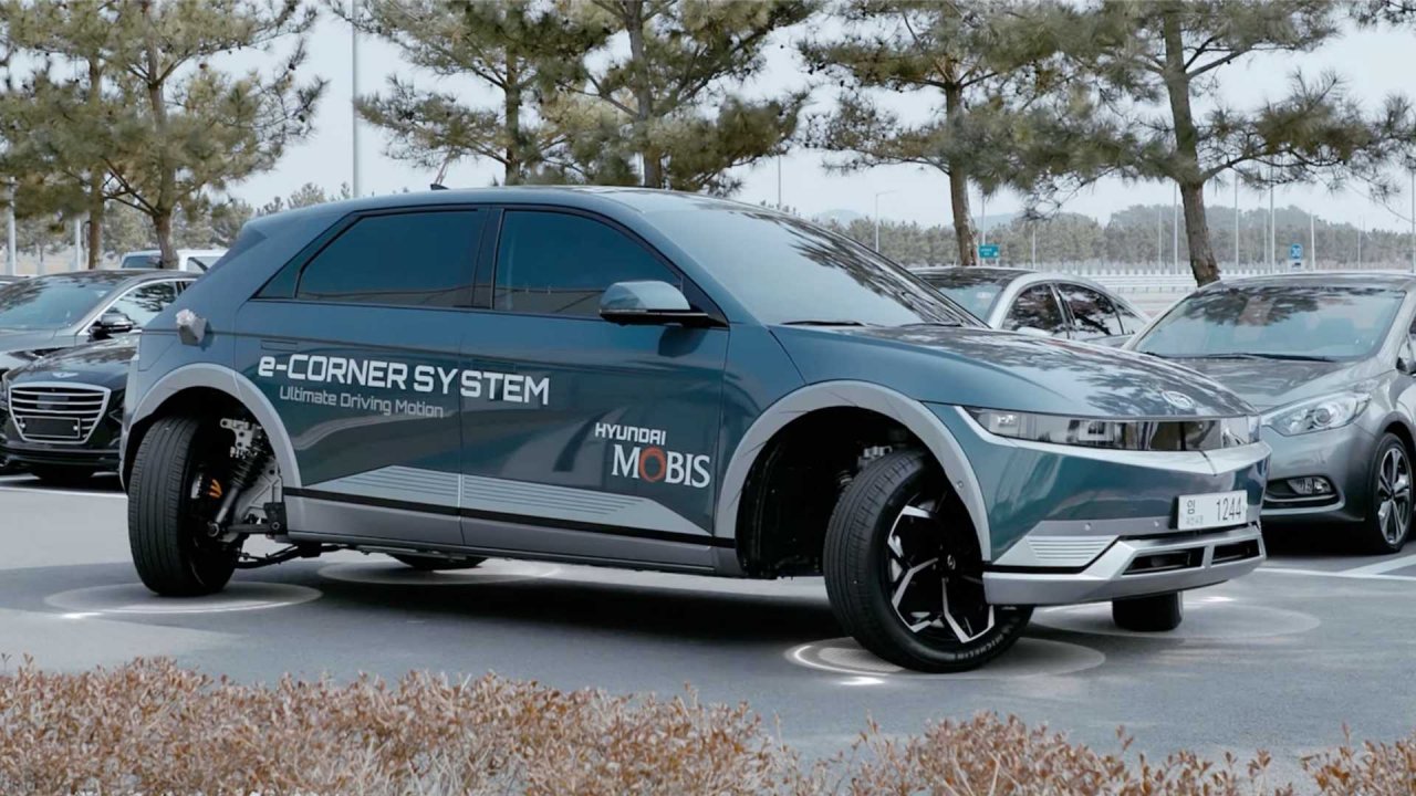 Hyundai Ioniq 5 med prečno vožnjo v prometu
