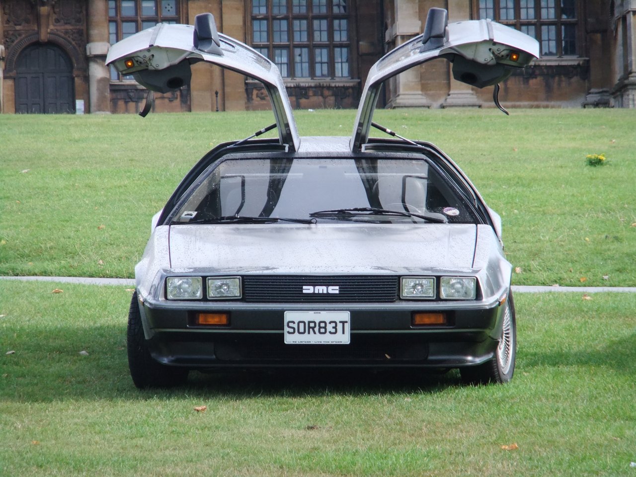 Dvižna vrata so bila DeLoreanova posebnosti in posvetilo Mercedesu SL-300 Gullwing.