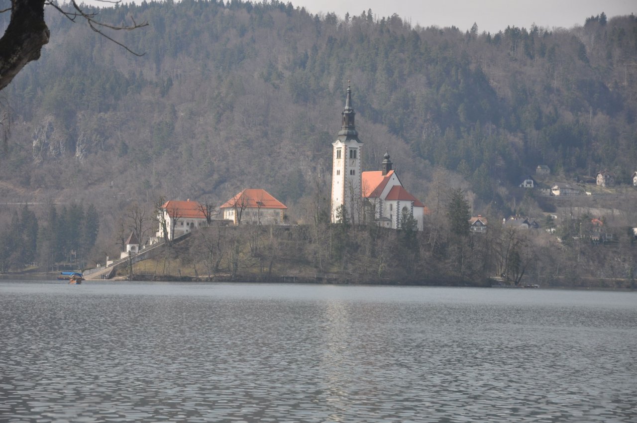 Z Bleda do Ajdovščine po asfaltu, makadamu in zasneženi cesti