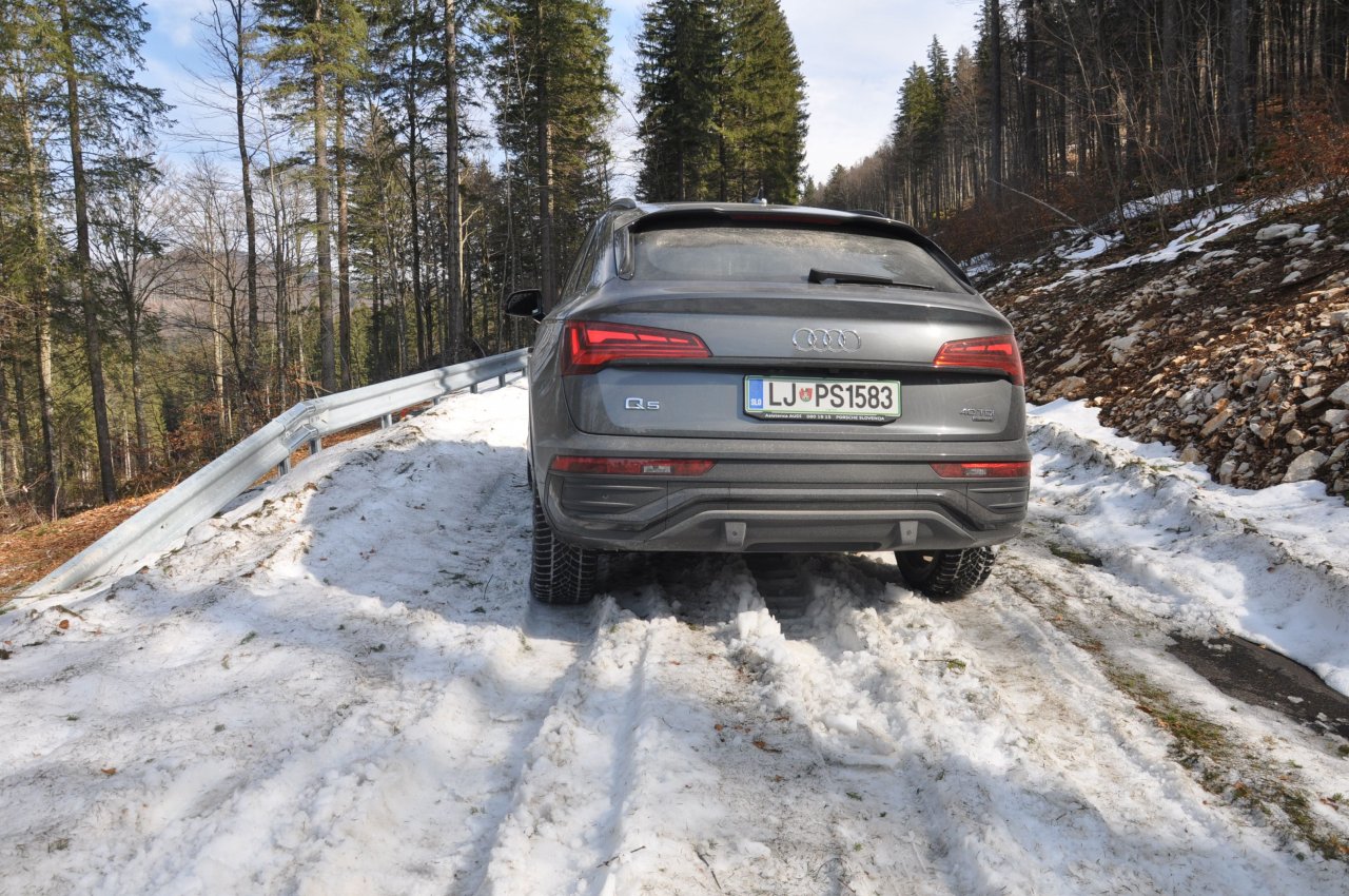 Z Bleda do Ajdovščine po asfaltu, makadamu in zasneženi cesti