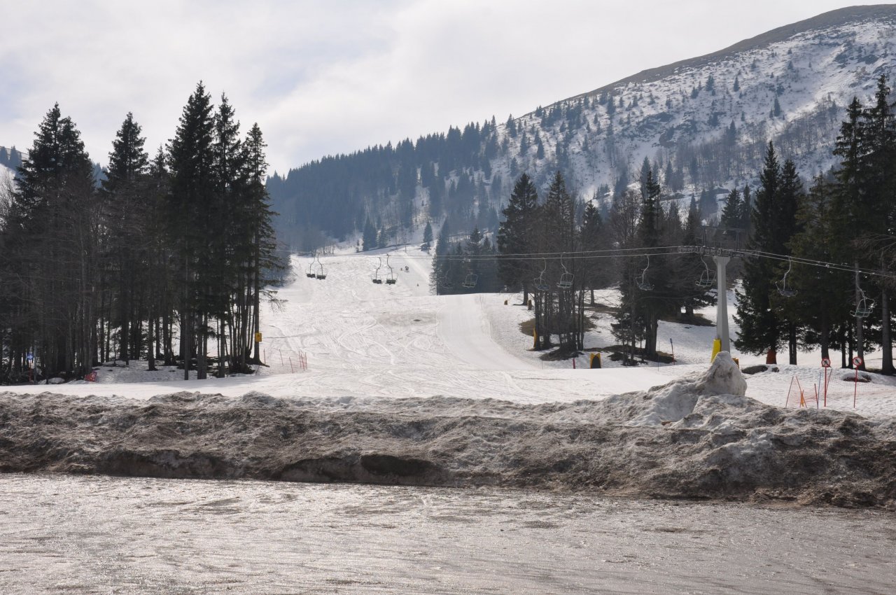 Z Bleda do Ajdovščine po asfaltu, makadamu in zasneženi cesti