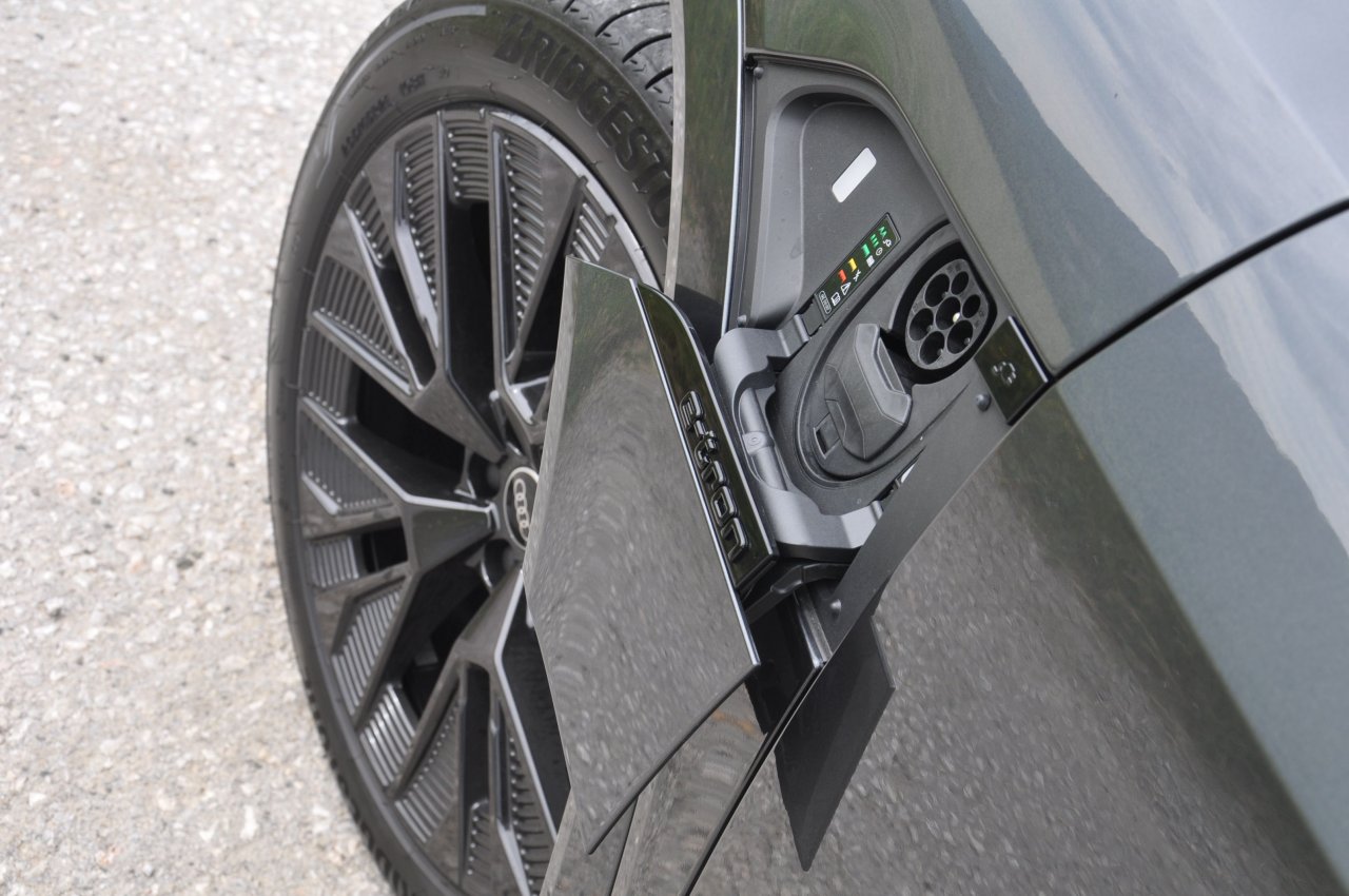 Prenovljeni električni prestižni velikan Prenovljeni električni prestižni velikan