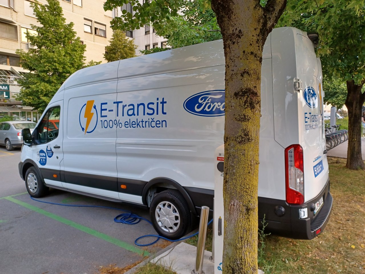 Električni Transit za primestno rabo Električni Transit za primestno rabo