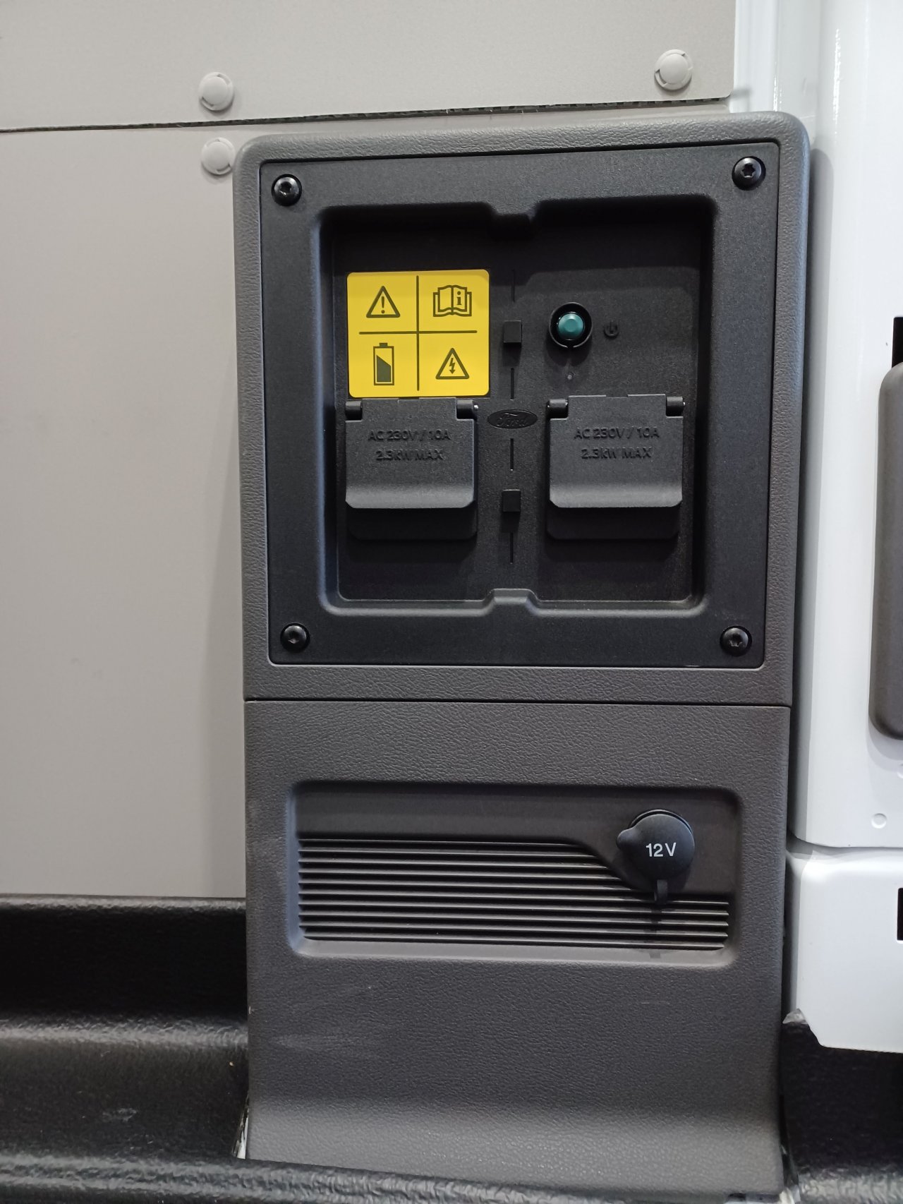 Električni Transit za primestno rabo Električni Transit za primestno rabo