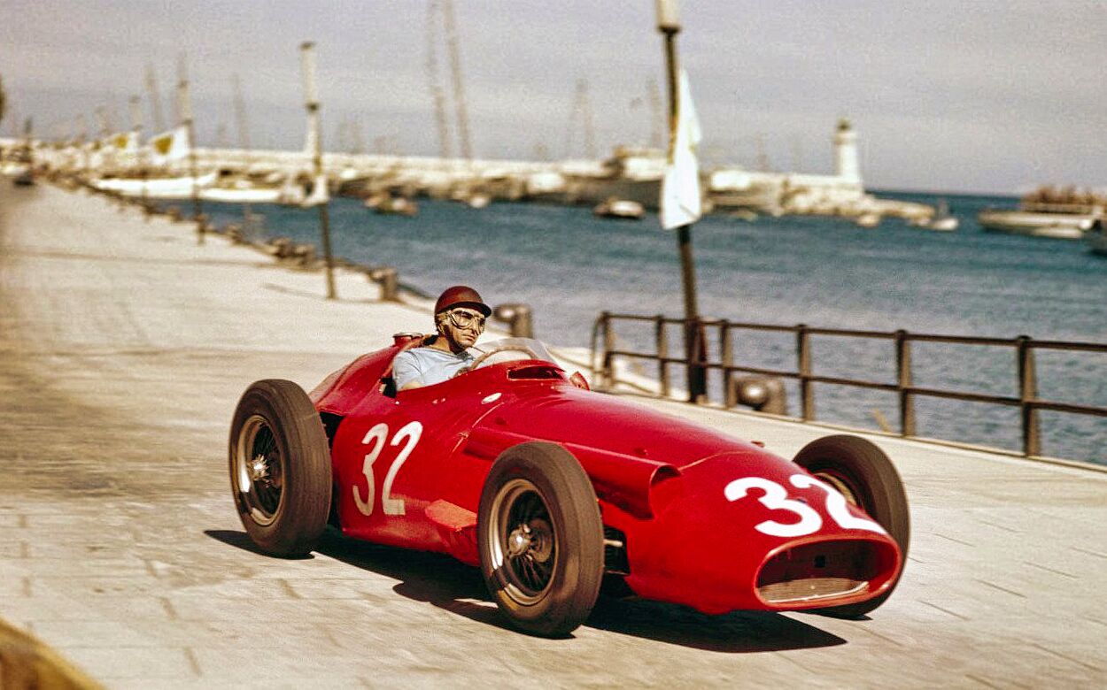 Juan Manuel Fangio z Maseratijem 250F na VN Monaka 1957, tega leta je Trizobu prinesel tudi naslov prvaka v F1.