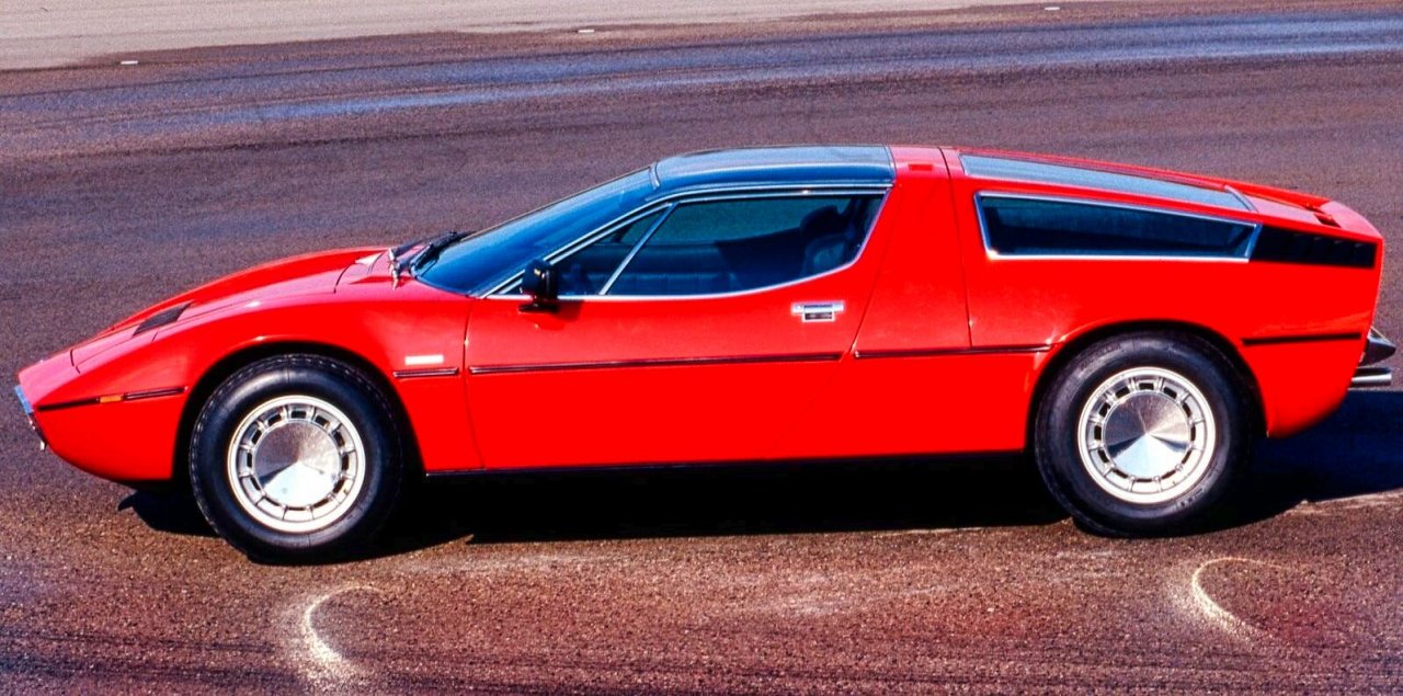 Maserati Bora z začetka sedemdesetih je bil prvi velikoserijski Trizob s sredinsko nameščenim motorjem. 
