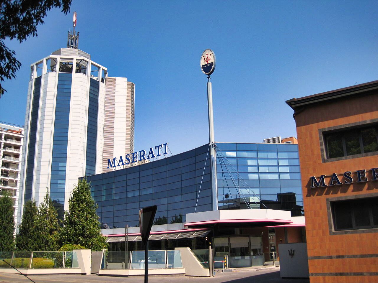 Maseratijeva zgradba sredi Modene. 
